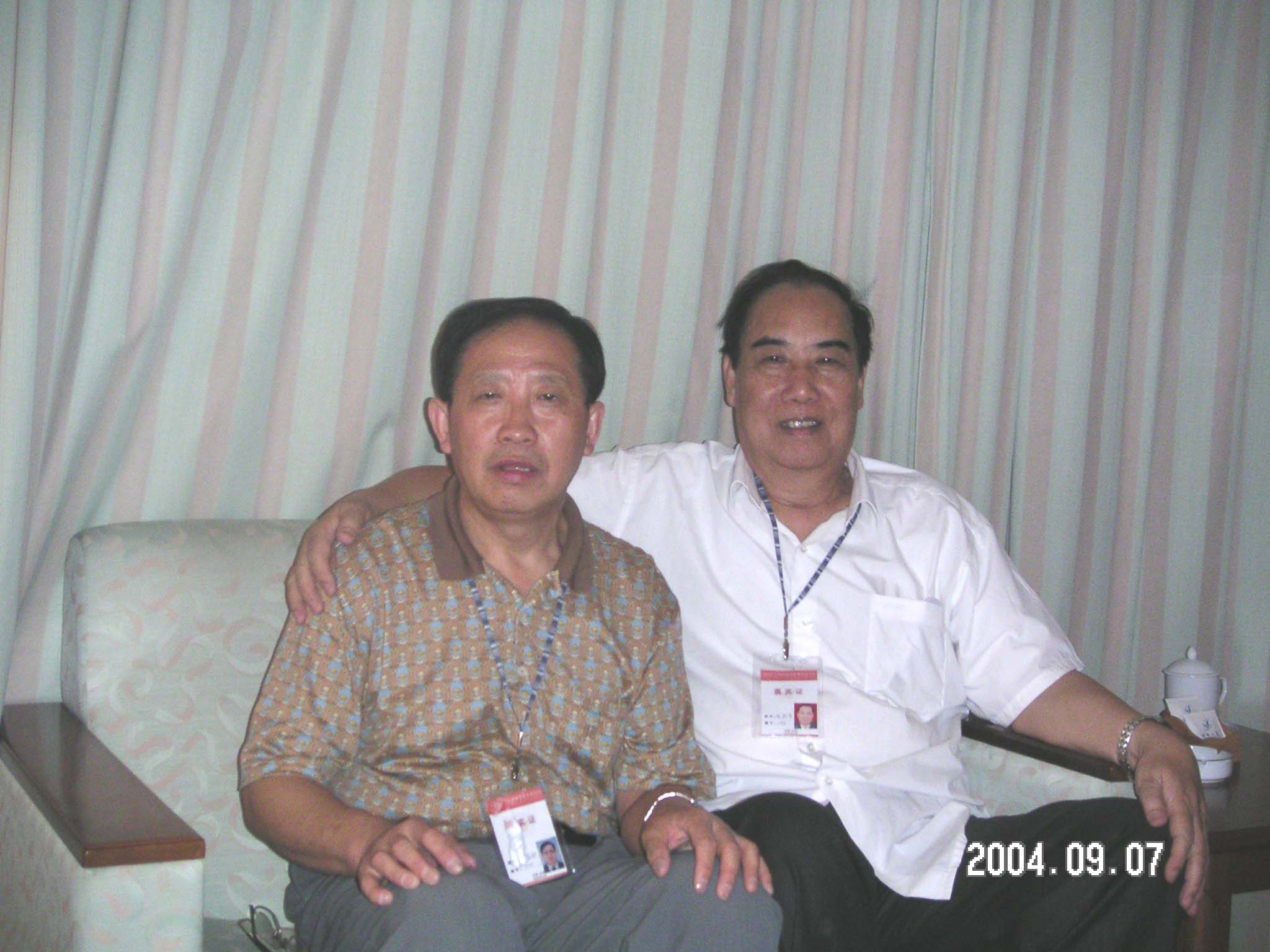 北京工業大學原校長、中國工程院院士左鐵鏞教授（左）和岑烈芳教授合影