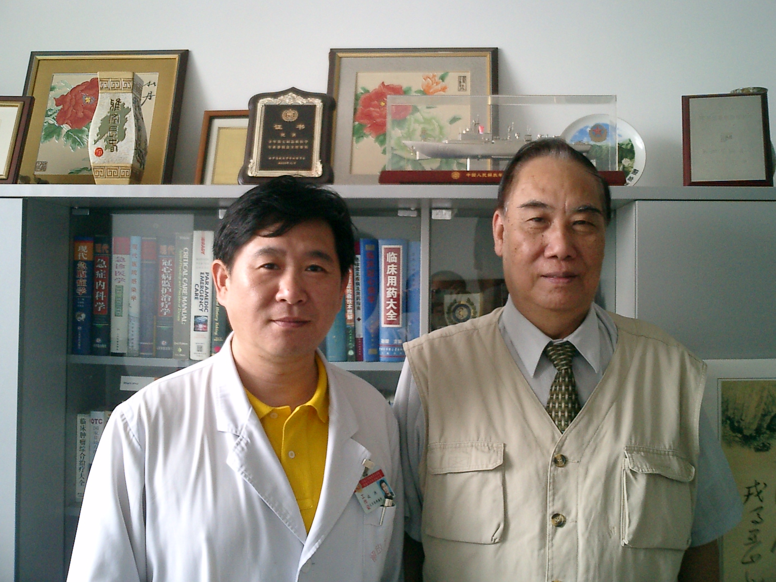 解放軍總醫院急診科主任沈洪教授（左）和岑烈芳教授合影