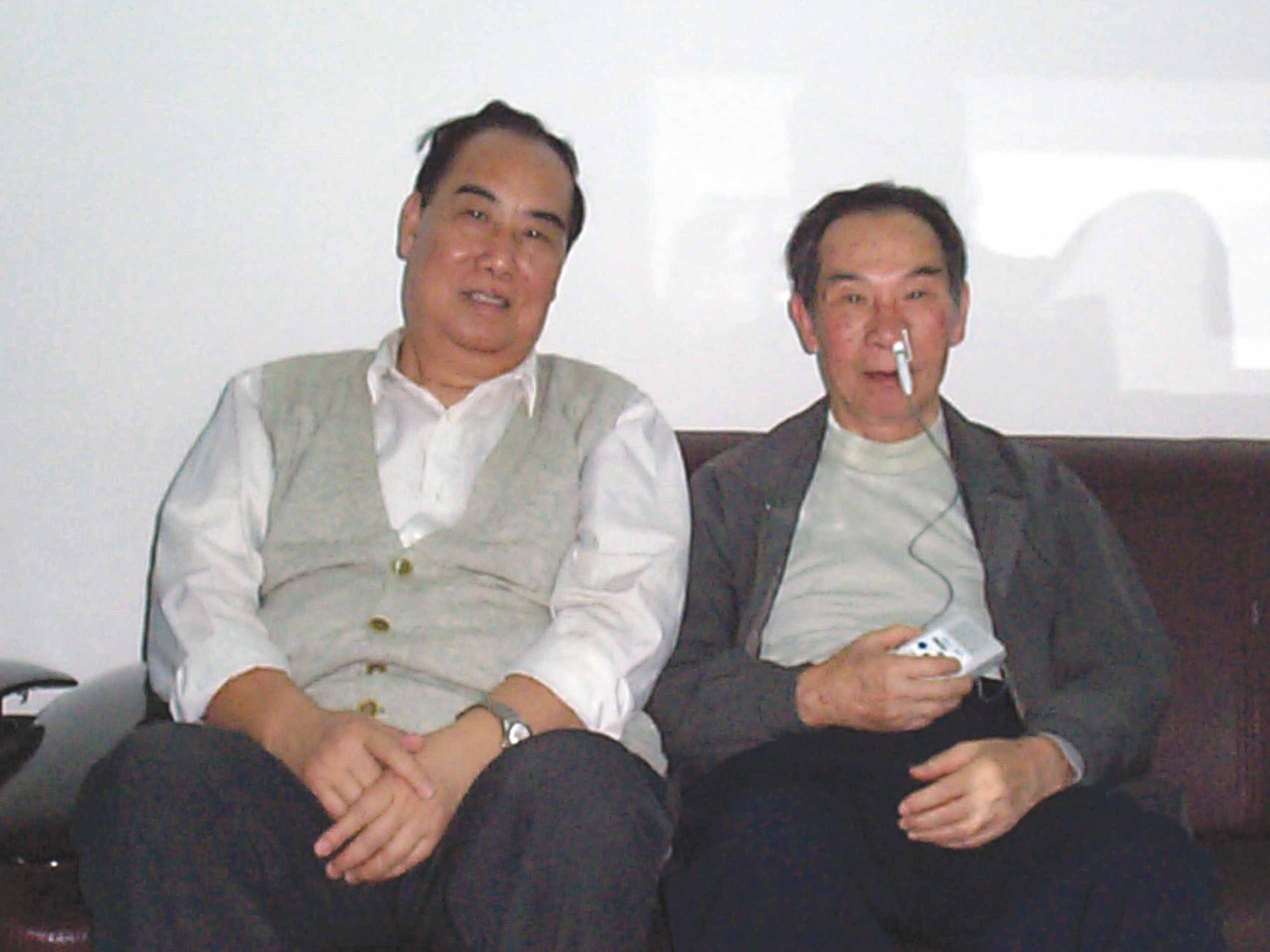 廣東省中西醫結合協會榮譽會長歐明（右）在體驗洫通半導體激光治療儀